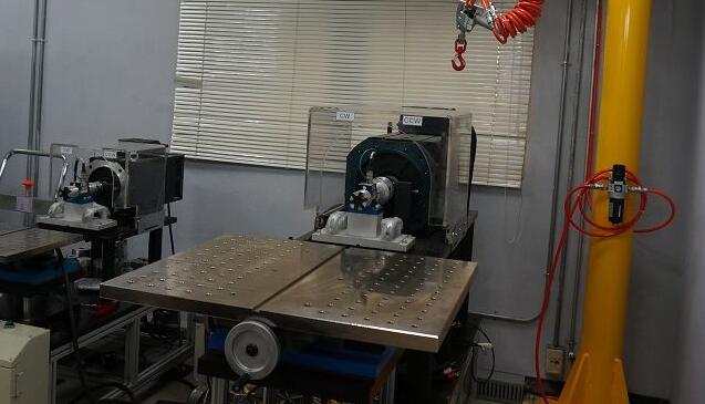 若是是较量大型的马达，，，，，举行堵转会爆发强盛的扭力，，，，，这时就必需透过一些专门的夹具装备牢靠之后举行测试。。。。。