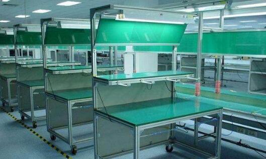 防静电事情台台面一样平常由防静电三聚氰胺高压装饰层压板为外貌质料与木质质料复合制成。。。。。。