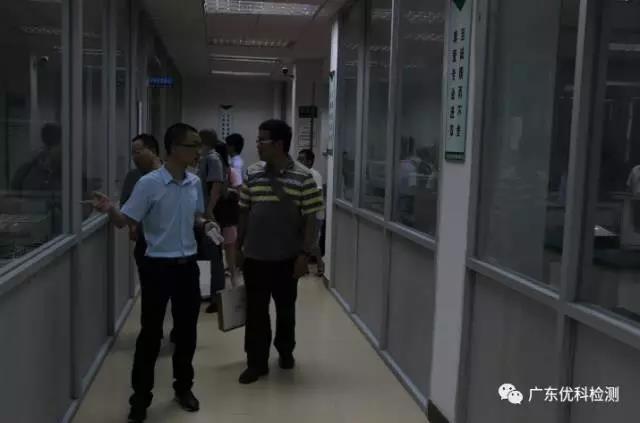 UK工程部总监袁华剖析了美高梅集团4688am检测认证效劳优势、现场解答客户疑惑、向导各人观摩实验室