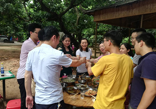 “挑战自我，，，，，凝聚实力，，，，，熔炼一流团队” 广东美高梅集团4688am检测户外拓展活动